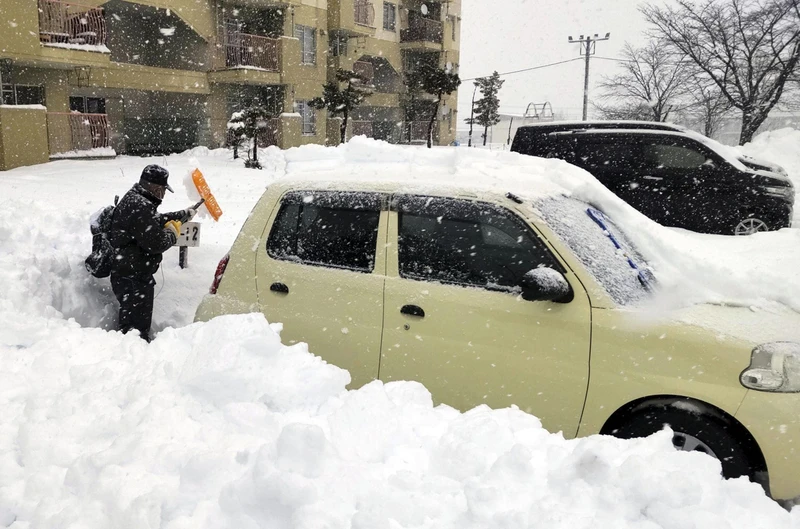 Người dân dọn tuyết tại thành phố Kitami (Hokkaido, Nhật Bản). (Ảnh KYODO) 