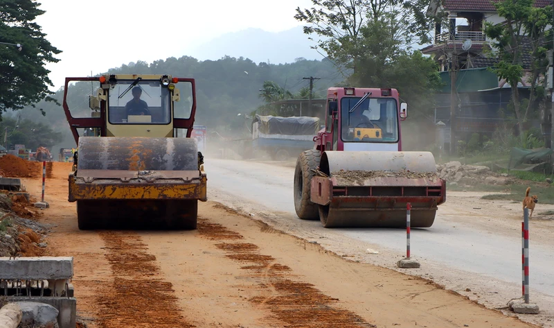 Các đơn vị thi công tập trung nhân lực, đẩy nhanh tiến độ hoàn thành dự án.