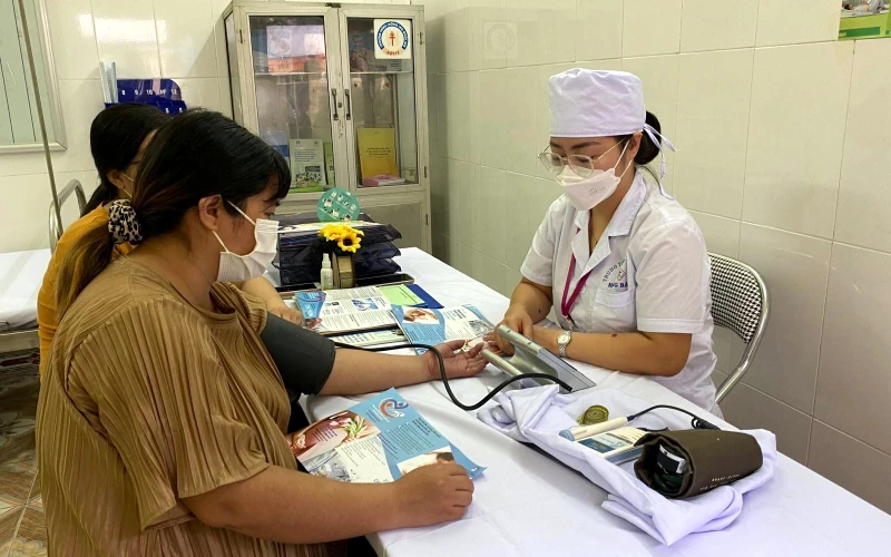 Khám sức khỏe sinh sản và tư vấn kế hoạch hóa gia đình cho bà mẹ mang thai tại Trung tâm Y tế Hồng Bàng (Hải Phòng).