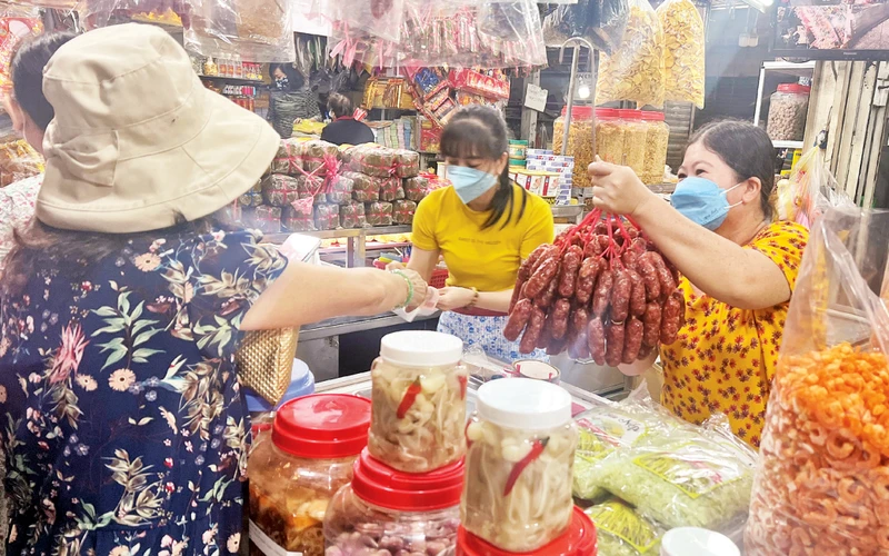 Nhiều mặt hàng thực phẩm tại chợ Phạm Văn Hai (quận Tân Bình) đã ổn định trở lại.