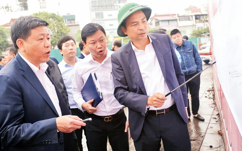 Phó Chủ tịch Ủy ban nhân dân thành phố Hà Nội, Dương Đức Tuấn kiểm tra tiến độ thi công dự án nâng cấp, cải tạo đường Xuân Diệu trên địa bàn quận Tây Hồ.