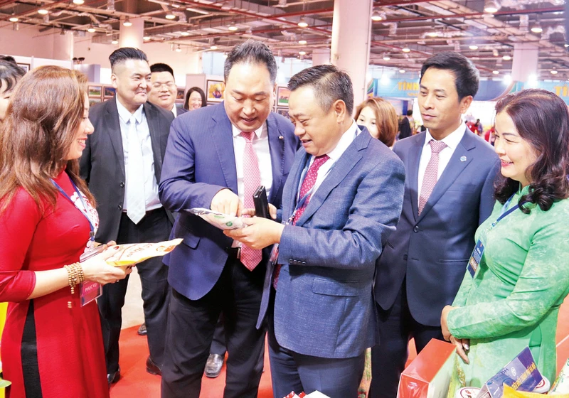 Lãnh đạo thành phố Hà Nội tham quan khu vực giới thiệu sản phẩm bên lề Hội nghị triển khai Chương trình hành động của Chính phủ thực hiện Nghị quyết số 30-NQ/TW ngày 23/11/2022 của Bộ Chính trị tổ chức tại tỉnh Quảng Ninh.