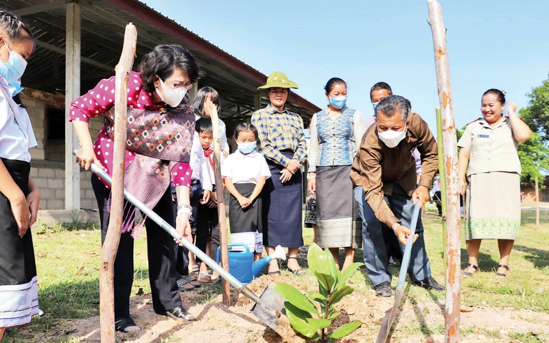 Đoàn công tác của Ủy ban Mặt trận Tổ quốc Thành phố Hồ Chí Minh trồng cây bàng vuông lưu niệm tại Thủ đô Viêng Chăn (Cộng hòa Dân chủ Nhân dân Lào) trong chuyến thăm và làm việc tại Lào vào tháng 7/2022. (Ảnh: MTTQ Thành phố Hồ Chí Minh).
