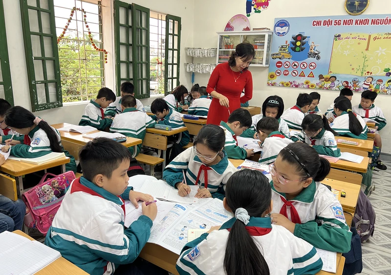 Giờ học nhóm của học sinh Trường tiểu học Lê Hồng Phong (thành phố Thái Bình, tỉnh Thái Bình).