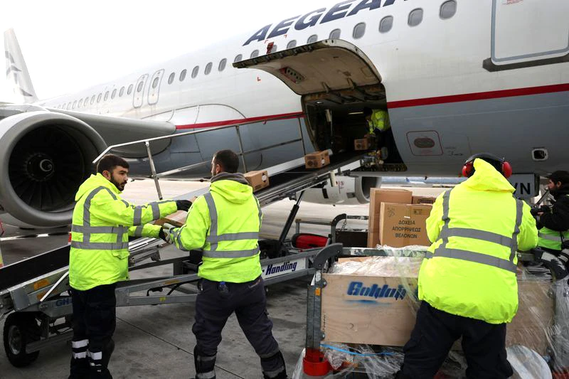 Chuyến hàng viện trợ lên máy bay ở Athens, Hy Lạp. (Ảnh REUTERS)