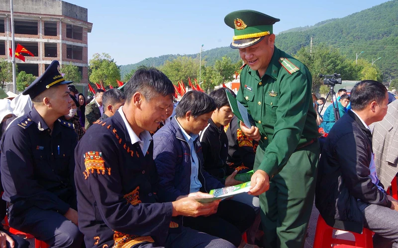Cán bộ, chiến sĩ Đồn Biên phòng Chi Ma, Lộc Bình, Lạng Sơn phát tờ rơi tuyên truyền về quản lý đường biên, mốc giới.