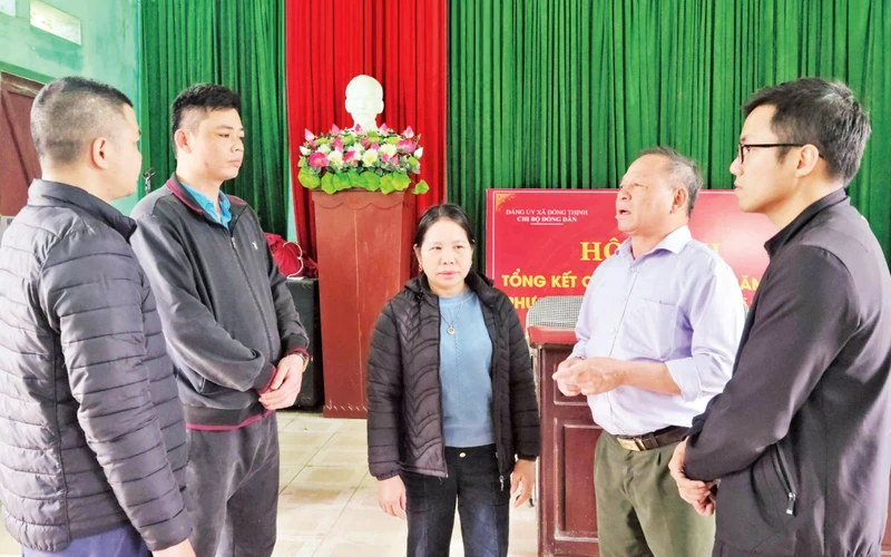 Lãnh đạo Chi bộ Đồng Dân, xã Đồng Thịnh, huyện Yên Lập gặp gỡ, trao đổi ý kiến với đảng viên trẻ.