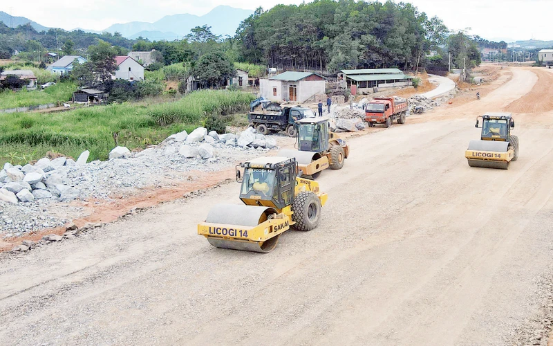 Các nhà thầu tập trung máy móc, nhân lực đẩy nhanh tiến độ thi công tuyến đường cao tốc Tuyên Quang-Phú Thọ.