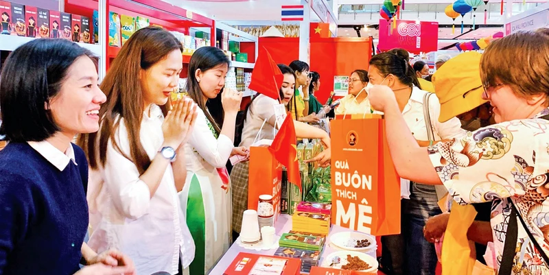 Giới thiệu sản phẩm thương hiệu Việt tới người tiêu dùng quốc tế tại sự kiện "Tuần hàng Việt Nam tại Thái Lan 2022" do Bộ Công thương Việt Nam và Tập đoàn Central Retail tại Việt Nam đồng tổ chức. (Ảnh MINH HUỆ)
