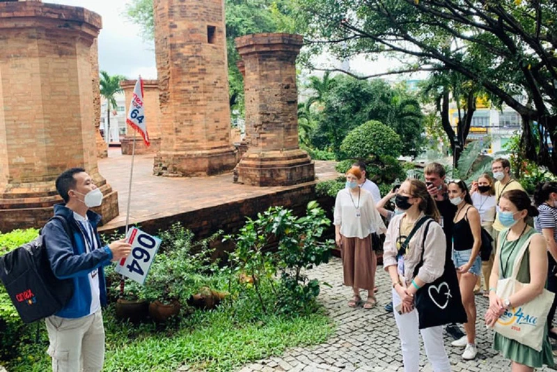 Du khách tham quan Khu di tích Tháp Bà Ponagar tại Khánh Hòa. (Ảnh Xuân Thành)