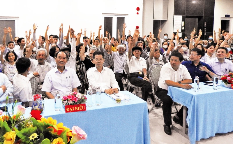 Biểu quyết thông qua Nghị quyết về phát triển đảng viên ở khối phố Tân Lập, phường Thạch Thang, quận Hải Châu.