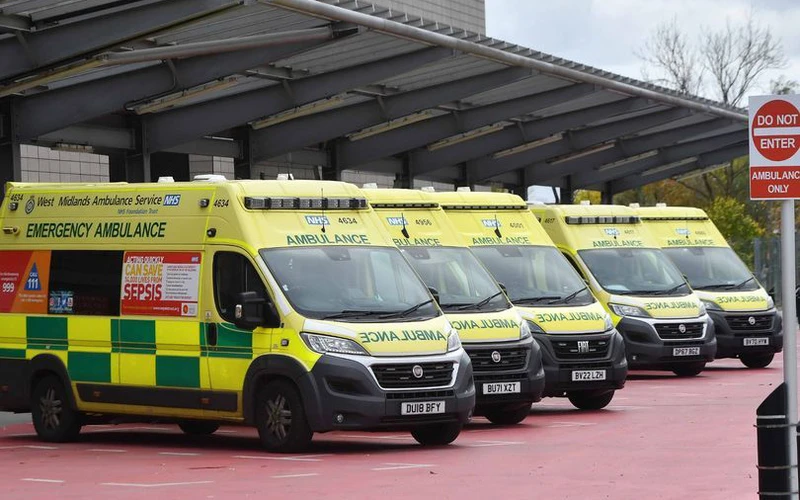 Xe cứu thương bên ngoài bệnh viện ở Birmingham, Anh.