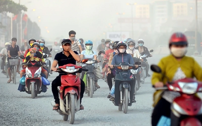 Tình trạng ô nhiễm không khí làm ảnh hưởng đến sức khỏe cộng đồng và các hoạt động kinh tế-xã hội của đất nước. (Ảnh MINH ANH)