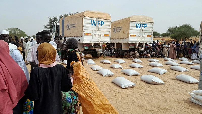 WFP viện trợ lương thực cho người tị nạn Sudan ở khu vực biên giới với Chad.