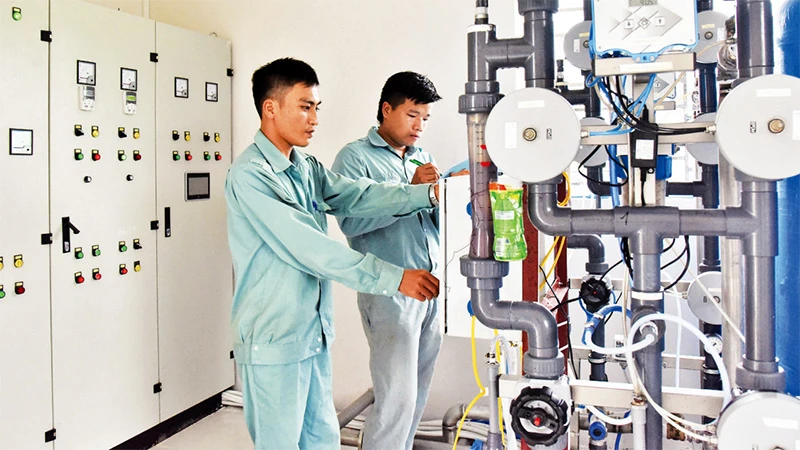 Công nhân Trạm cấp nước Nam Sơn 3, xã Nam Sơn, huyện Sóc Sơn giám sát quá trình cấp nước. (Ảnh ĐĂNG DUY)