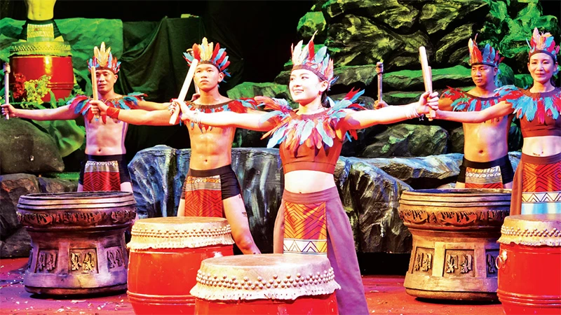 Cảnh trong vở kịch xiếc "Cha Rồng , Mẹ Tiên" vừa ra mắt khán giả của Nhà hát Phương Nam.