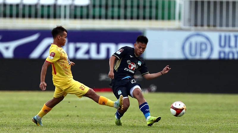 Pha tranh bóng giữa cầu thủ hai đội Đông Á Thanh Hóa (áo vàng) và Hoàng Anh Gia Lai.