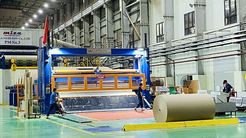 Vận hành dây chuyền sản xuất giấy tại Công ty TNHH Miza Nghi Sơn.