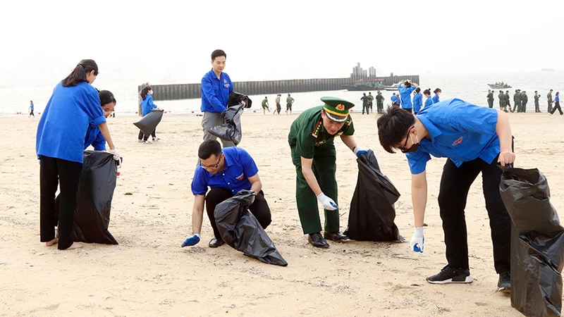 Đoàn viên, thanh niên và Bộ đội Biên phòng tỉnh Quảng Ninh ra quân "Chiến dịch Hãy làm sạch biển năm 2023". (Ảnh THÀNH NAM)