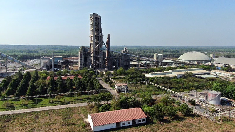 Nhà máy Xi-măng Bình Phước mỗi ngày xử lý 150-250 tấn chất thải công nghiệp, vừa góp phần giảm thải ra môi trường, vừa giảm chi phí sản xuất. Trong ảnh: Nhà máy Xi-măng Bình Phước, xã Thanh Lương, thị xã Bình Long.