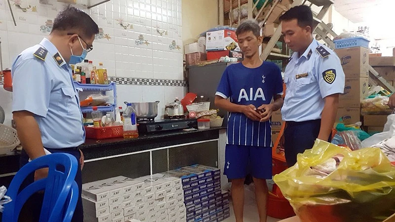 Cục Quản lý thị trường Vĩnh Long kiểm tra phát hiện 1.520 bao thuốc lá điếu nhập lậu tại hộ kinh doanh tạp hóa ở thị xã Bình Minh. (Ảnh HÀ LINH)