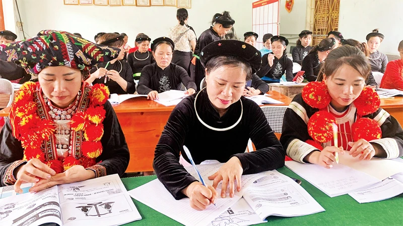 Tập huấn Nâng cao năng lực cho cán bộ Hội Phụ nữ xã Thổ Bình (huyện Lâm Bình, Tuyên Quang).