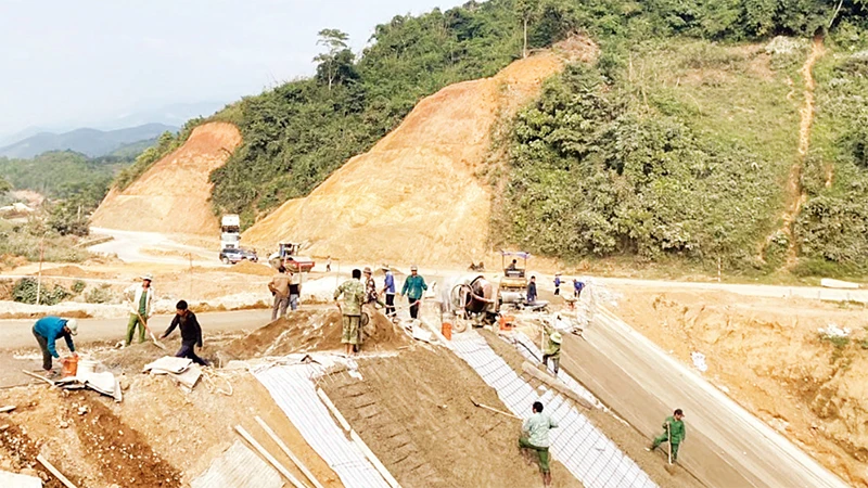 Điểm tiềm ẩn nguy cơ mất an toàn giao thông trên tuyến Quốc lộ 12 từ thành phố Điện Biên Phủ đi huyện Mường Chà đã được Sở Giao thông vận tải Điện Biên ưu tiên đầu tư khắc phục.