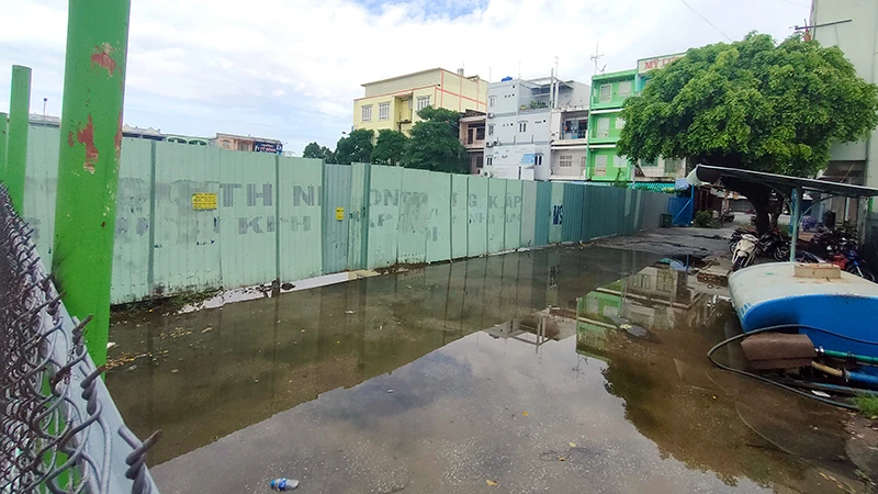 Dự án khách sạn 5 sao của Công ty Thập Nhất Phong bỏ hoang gây ngập nước.