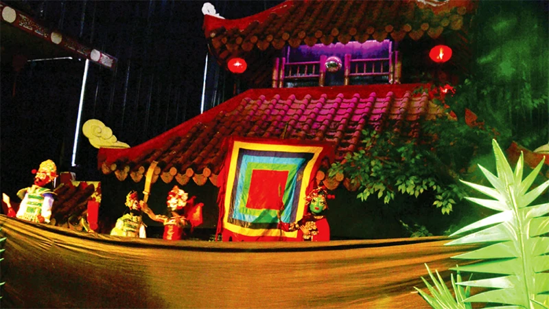 Cảnh trong vở rối nước "Anh hùng Nguyễn Trung Trực" của nhà hát Nghệ thuật Phương Nam.