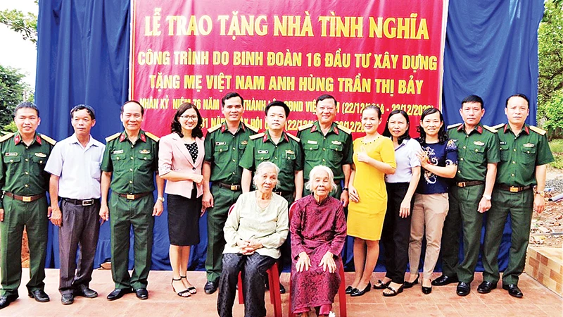 Binh đoàn 16 trao tặng nhà tình nghĩa cho Bà mẹ Việt Nam Anh hùng Trần Thị Bảy.
