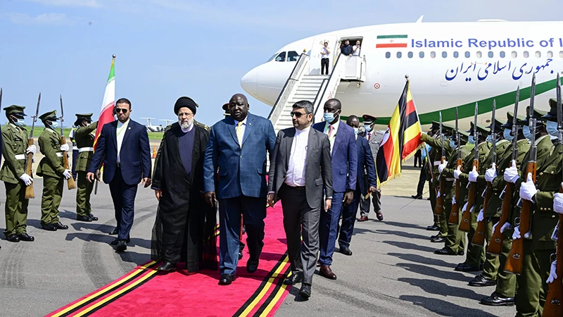 Tổng thống Iran E.Raisi thăm Uganda. (Ảnh CHIMPREPORTS)