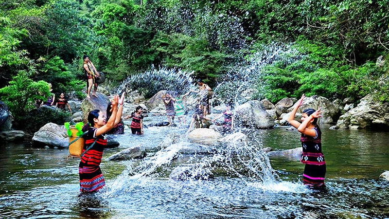 Làng du lịch cộng đồng A Nôr, xã Hồng Kim (huyện A Lưới) phát triển du lịch sinh thái.
