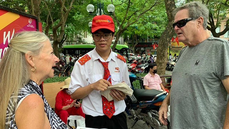 Trong ảnh: Du khách quốc tế tìm hiểu thông tin du lịch Hà Nội. (Ảnh THANH HÀ)