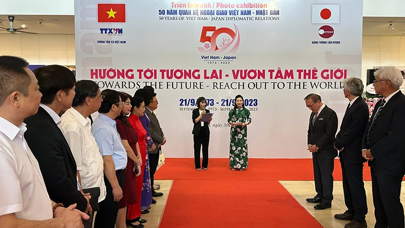 Triển lãm ảnh nhân dịp kỷ niệm 50 năm thiết lập quan hệ ngoại giao Việt Nam-Nhật Bản tại Hà Nội.