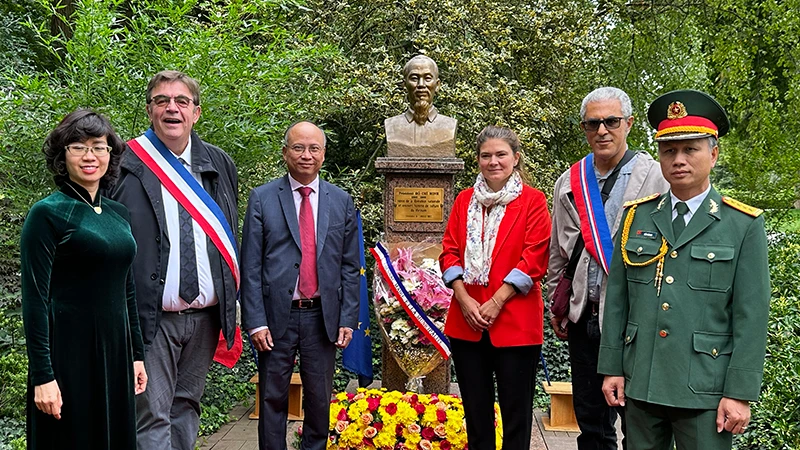 Lễ dâng hoa tại tượng đài Chủ tịch Hồ Chí Minh trong công viên Montreau (Pháp).