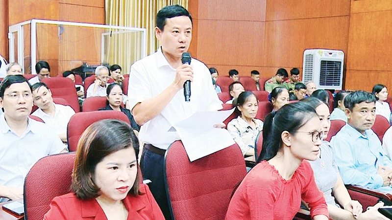 Người dân phát biểu tại buổi đối thoại với người đứng đầu cấp ủy, chính quyền huyện Phúc Thọ.
