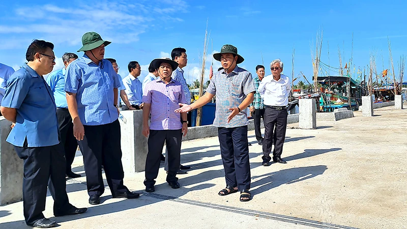 Đồng chí Nguyễn Tiến Hải kiểm tra hoạt động tại bến cá Khánh Hội, huyện U Minh.