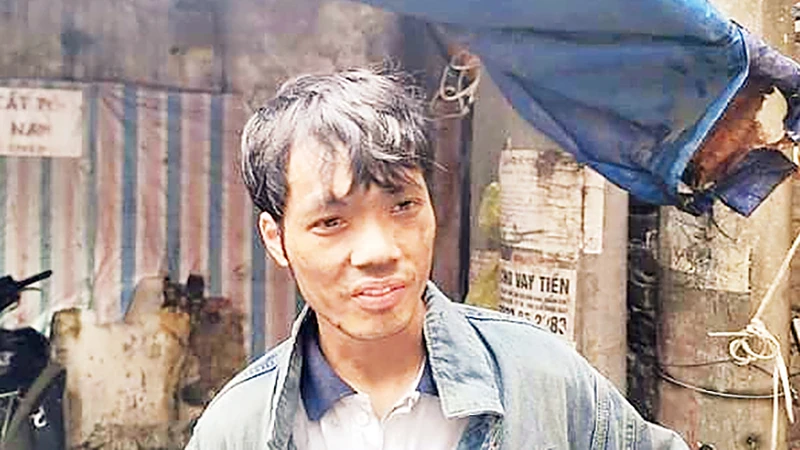 Hình ảnh Nguyễn Đăng Văn mặt mũi lấm lem đi ra từ đám cháy khiến nhiều người nhớ mãi.