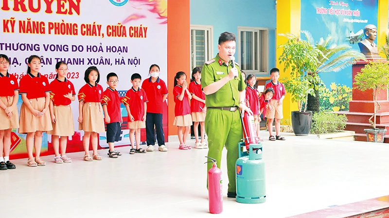 Công an quận Long Biên hướng dẫn học sinh Trường tiểu học Vũ Xuân Thiều kỹ năng phòng cháy, chữa cháy, thoát hiểm, thoát nạn.