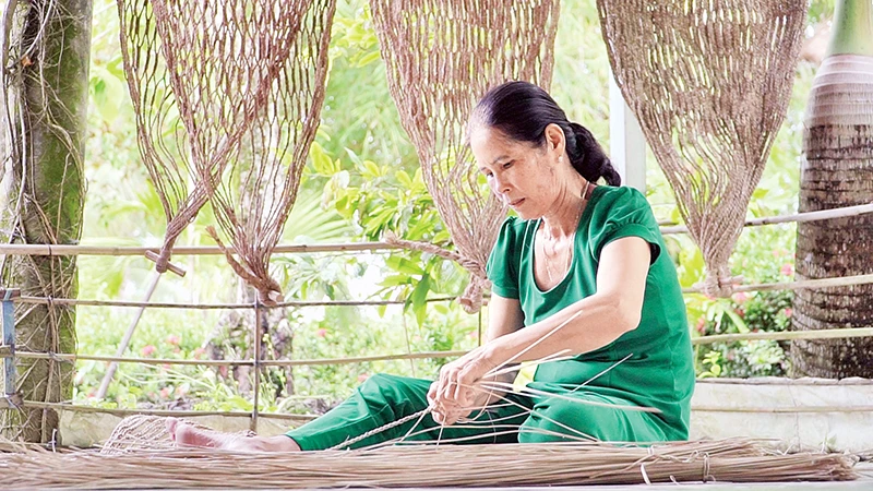 Những chiếc võng dây tra được làm từ bàn tay khéo léo của bà Nguyễn Thị Đẹp.