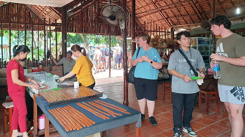 Giữ gìn và phát triển nghề truyền thống trở thành sản phẩm du lịch thu hút du khách đến với cù lao An Bình (Vĩnh Long).