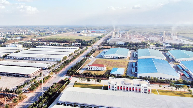 Khu Công nghiệp Minh Hưng III (phường Minh Hưng, thị xã Chơn Thành, Bình Phước) kết nối với cảng Cát Lái thông qua hai trục chính là Quốc lộ 13 và tuyến Mỹ Phước-Tân Vạn.