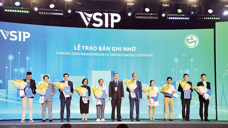 VSIP Vĩnh Thạnh trao biên bản ghi nhớ cho các nhà đầu tư thuê đất tại khu công nghiệp này.