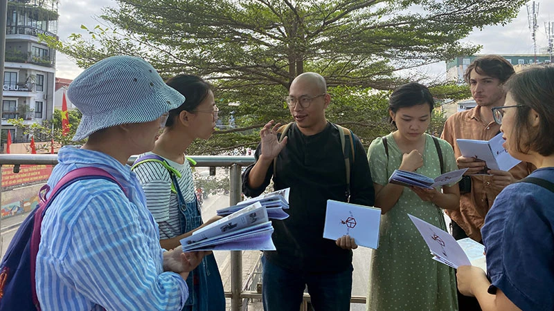Nguyễn Vũ Hải (thứ ba từ trái sang) dẫn chương trình bộ hành “Dấu sông hồn phố”.