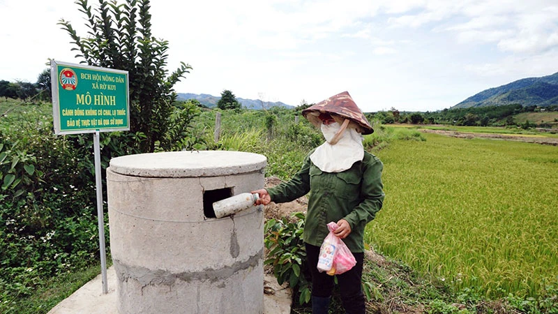 Nông dân xã Rờ Kơi, huyện Sa Thầy, tỉnh Kon Tum vứt vỏ thuốc bảo vệ thực vật đúng nơi quy định. (Ảnh VĂN TÙNG)