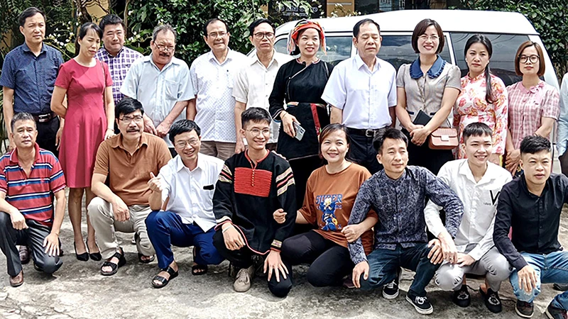 Các tác giả trẻ cùng đại biểu tham dự trại sáng tác tại huyện Quản Bạ, tỉnh Hà Giang (Ảnh TRỌNG TOAN)