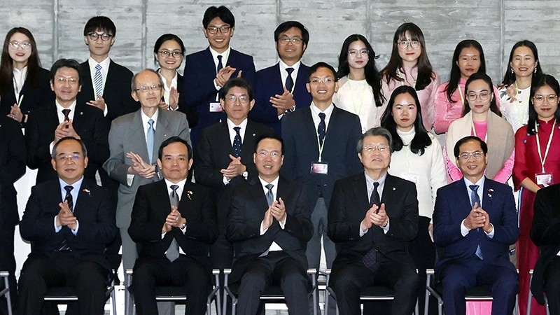 Chủ tịch nước Võ Văn Thưởng với giáo viên và sinh viên Đại học Kyushu. (Ảnh TTXVN)