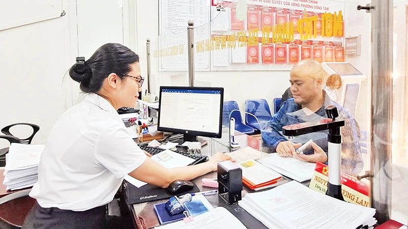 Người dân làm thủ tục hành chính tại bộ phận một cửa phường Đồng Tâm, quận Hai Bà Trưng.