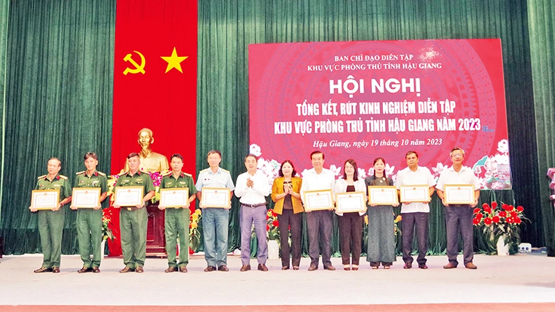 Đồng chí Nghiêm Xuân Thành, Ủy viên Trung ương Đảng, Bí thư Tỉnh ủy Hậu Giang khen thưởng các đơn vị hoàn thành tốt nhiệm vụ diễn tập khu vực phòng thủ tỉnh Hậu Giang năm 2023.