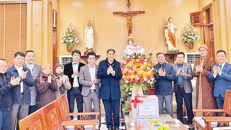 Chủ tịch Ủy ban nhân dân huyện Thường Tín Nguyễn Xuân Minh (thứ năm từ phải sang) chúc mừng các chức sắc và giáo dân Giáo xứ Hà Hồi nhân dịp Giáng sinh 2023.